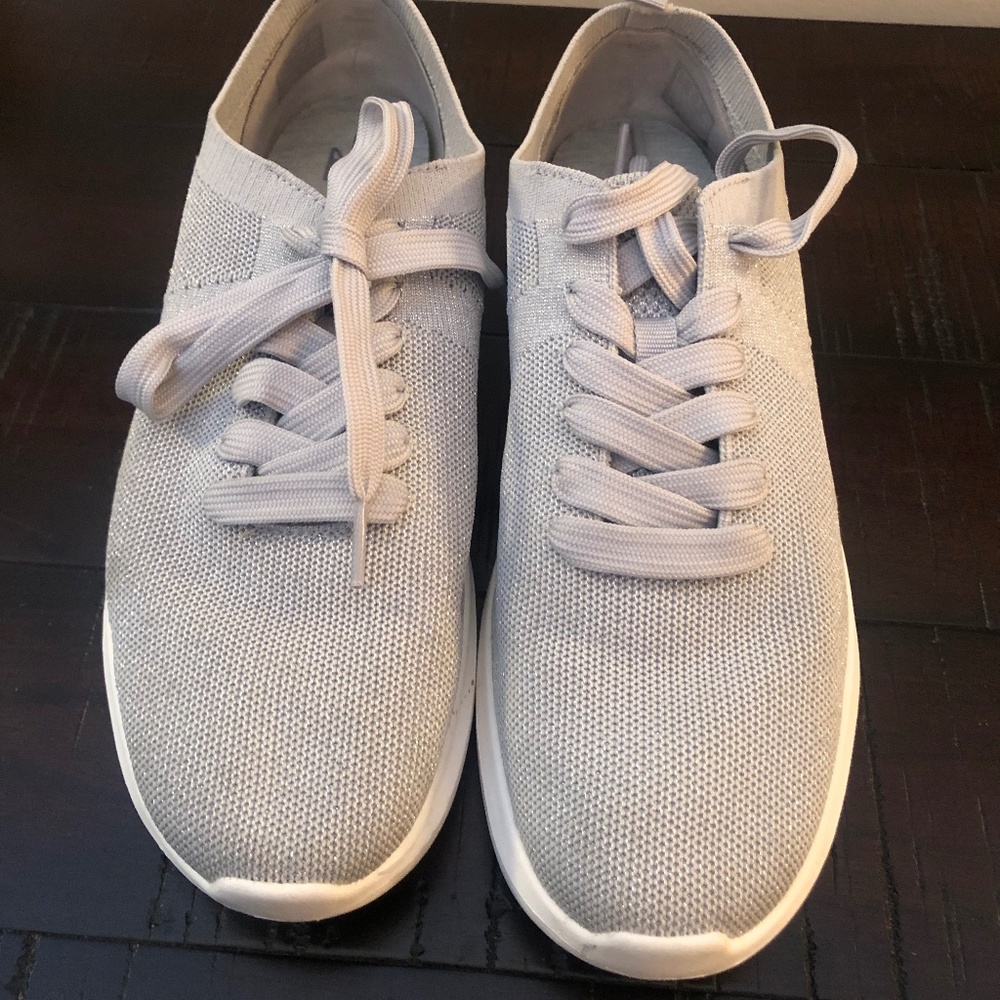 Cloudsteppers by Clarks lace up shiny silver sneakers size 9